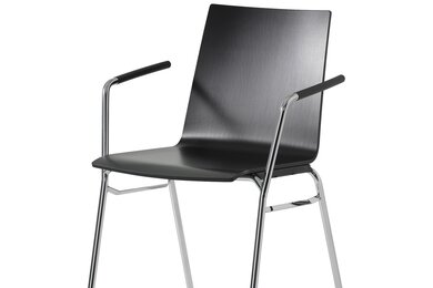 vierpootsstoel met armleuningen, houten zitschaal zwart gebeitst