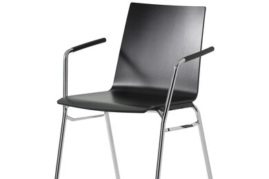 Schwarzer Reihenstuhl mit Metallgestell.