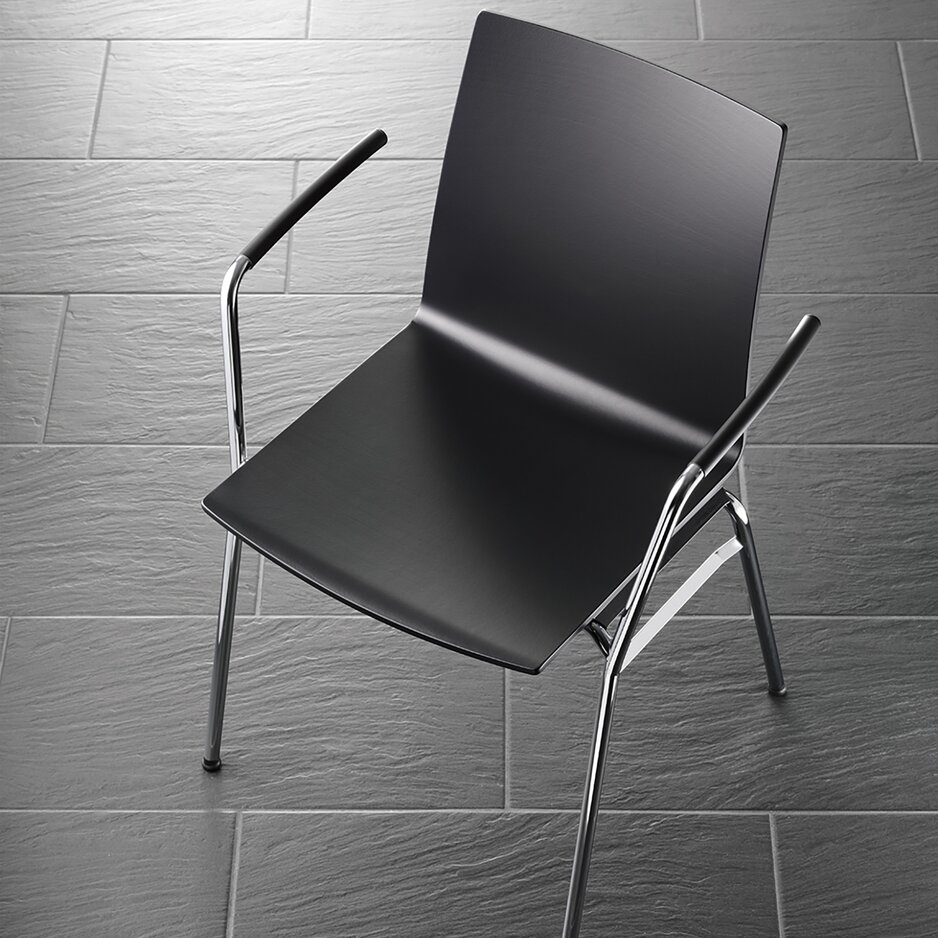 vierpootsstoel met zwarte zitschaal, armleuningen en verchroomde poten van bovenaf gezien