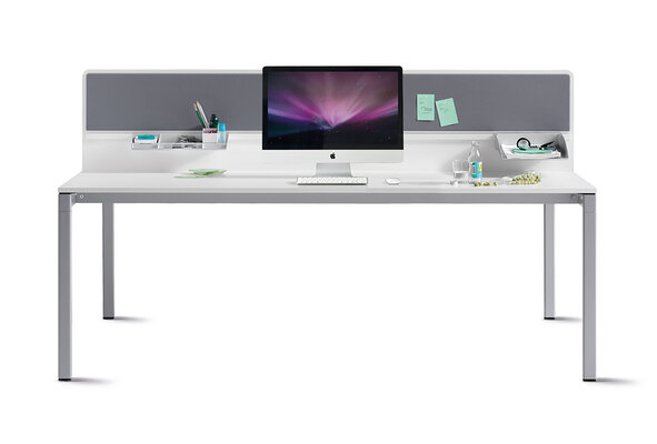 bureau avec écran et cloison de séparation