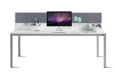 Rechteckiger Schreibtisch mit Computer.