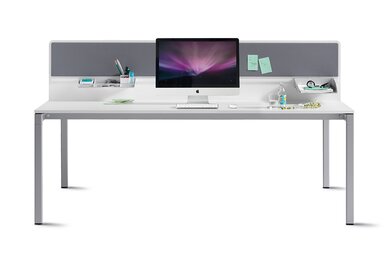 bureau avec écran et cloison de séparation