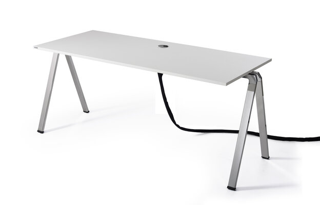 witte stapeltafel met ingebouwde contactdoos en textielen kabelslang