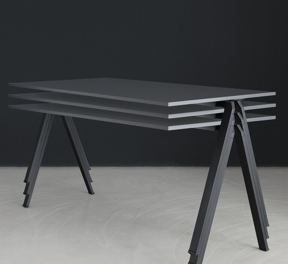 pile de tables noires sur fond foncé