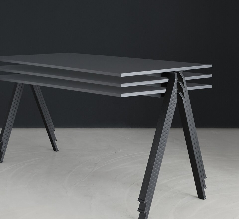 pile de tables noires sur fond foncé