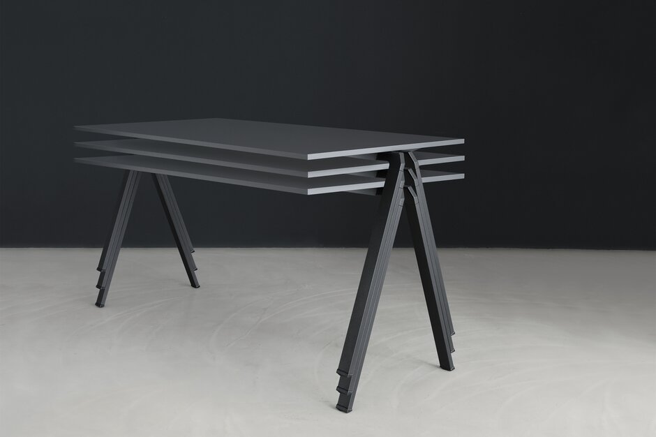 yuno stapeltafel stapel zwarte tafels op een donkere achtergrond