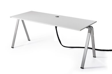 table empilable blanche avec prise encastrée et guide-fluide vertical