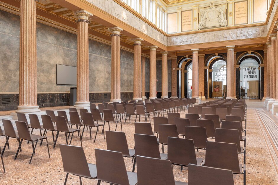 Academie der beeldende kunsten | © Martin Zorn Photography Indrukwekkende hal met rijen stoelen | © Martin Zorn Photography
