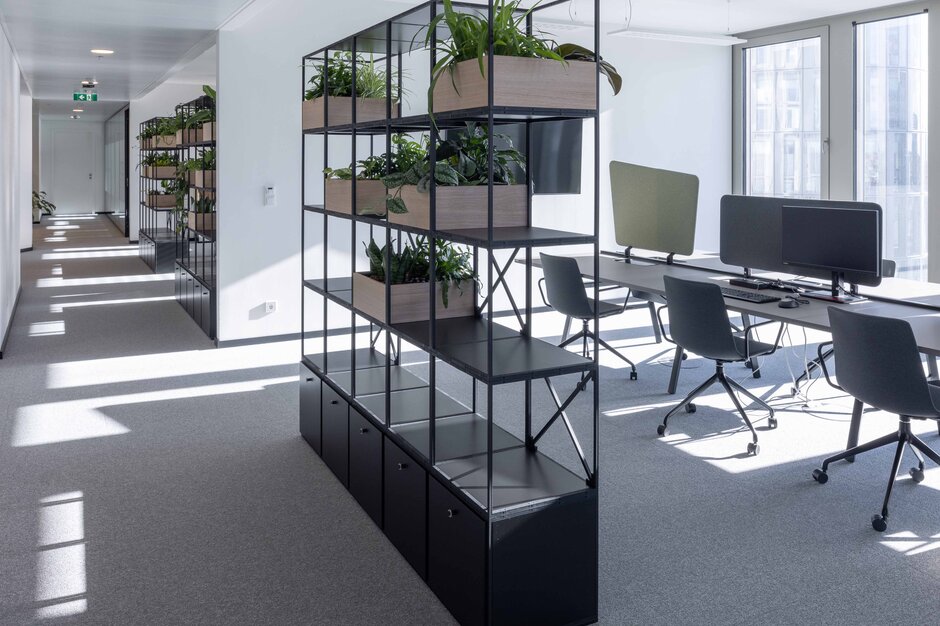 Black cabinet with plants and a workbench. | © Martin Zorn Photography