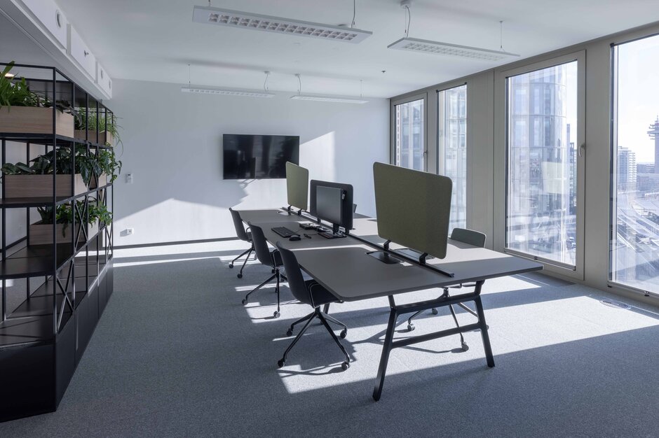 Big workbench with swivel chairs. | © Martin Zorn Photography