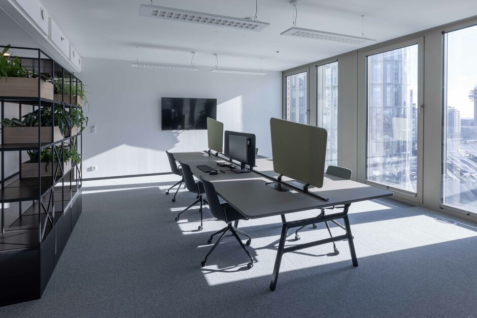 Clean Capital Energy | © Martin Zorn Photography Große Workbench mit Drehstühlen. | © Martin Zorn Photography