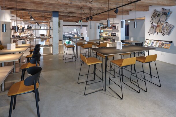 Café with bistrotables, chairs and barstools. 