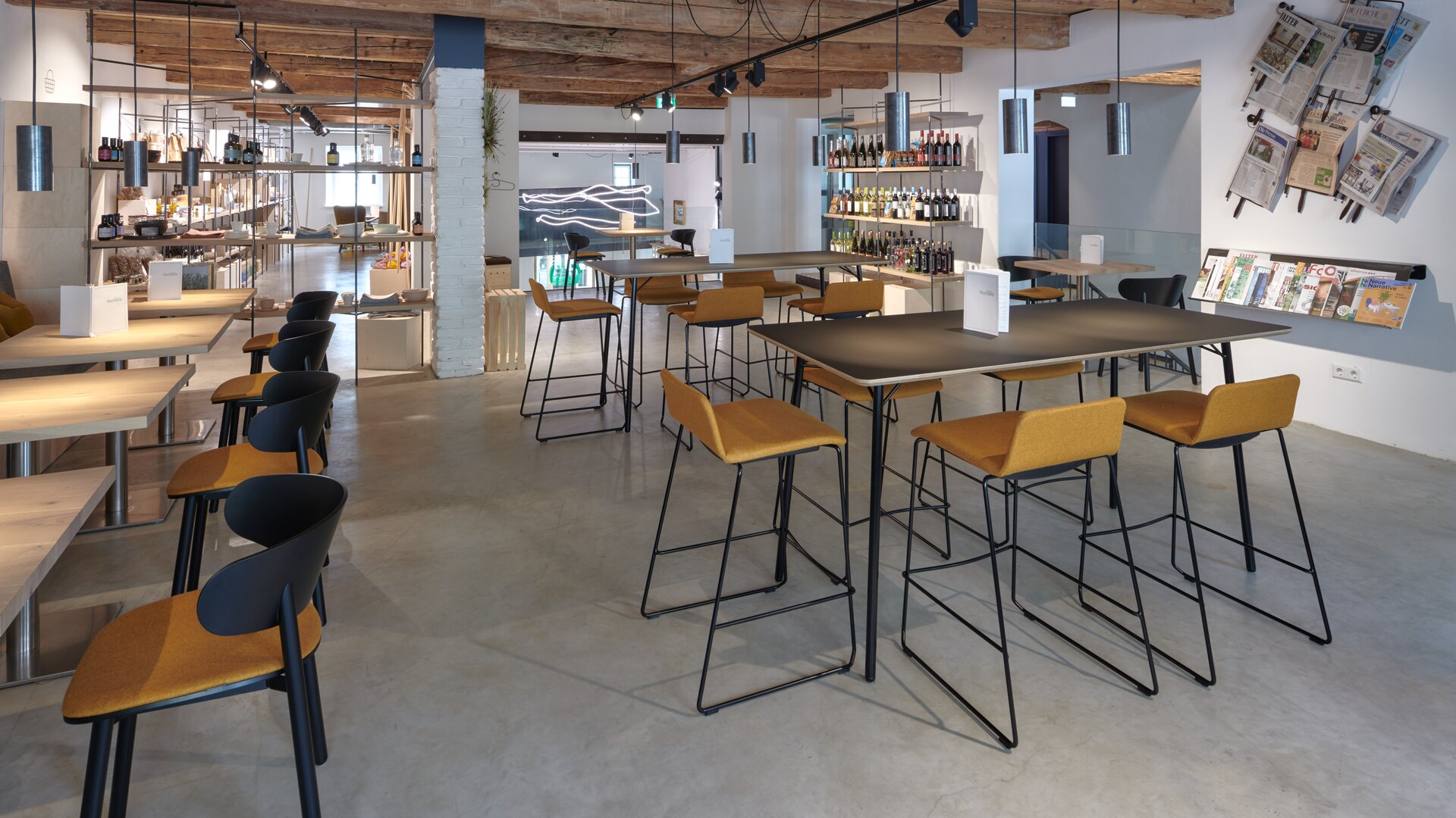 Café with bistrotables, chairs and barstools. 