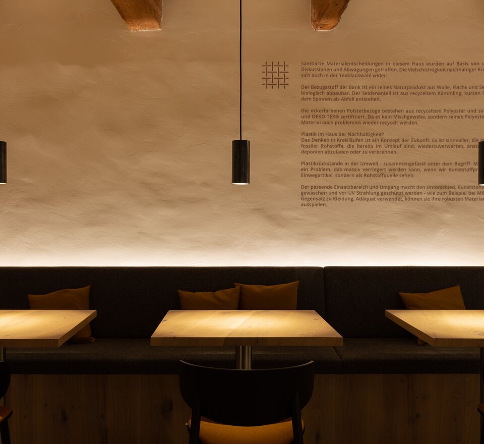 Café with bistrotables and chairs at night.  | © bonpart