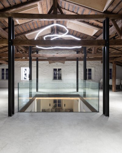 Wooden beams with a big lamp and glazed elements. | © bonpart