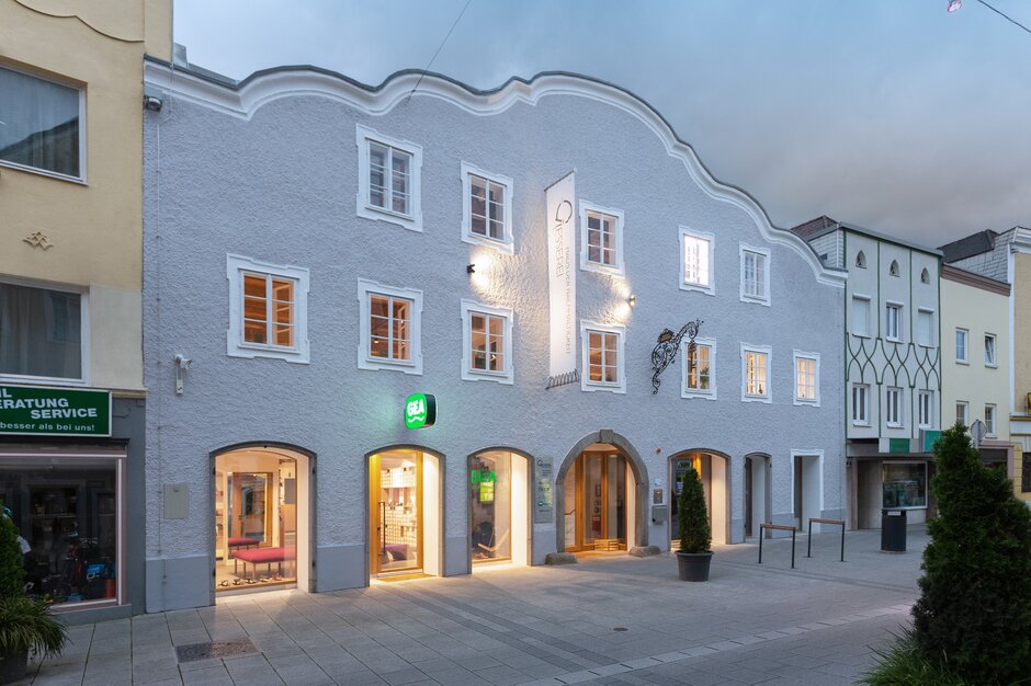 Blaues historisches Haus von außen. | © bonpart