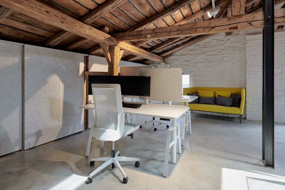 House of sustainability | © raumpixel.at White office desk with white swivel chair and a yellow couch. | © raumpixel.at
