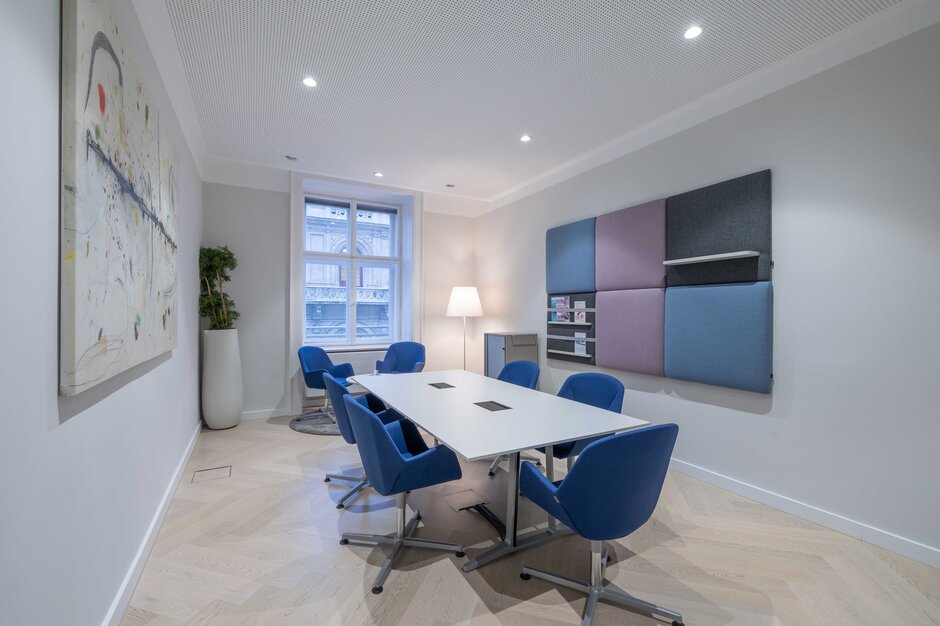 salle de conférence avec chaises bleues et table blanche | © Martin Zorn Photography