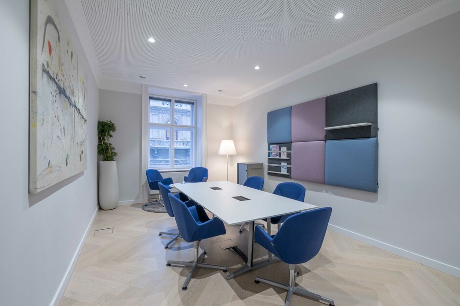 Pharmig | © Martin Zorn Photography Meeting room with blue chairs and a white table. | © Martin Zorn Photography