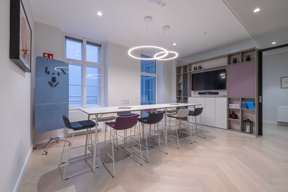 Barstools in different colours at a table. | © Martin Zorn Photography