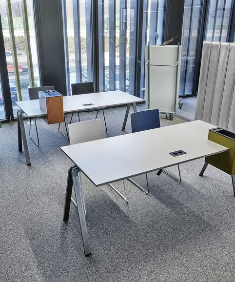 Showroom Graz Two desks with chairs.