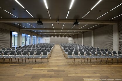 Overview of a hall with row chairs. | © Pichler Fotografen, Urs Pichler