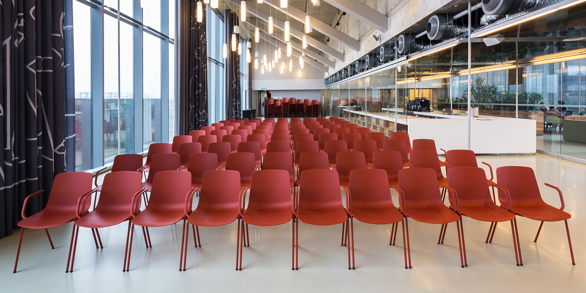 Universität Amsterdam | © Etienne Oldeman Photography Reihen aus roten Stühlen. | © Etienne Oldeman Photography