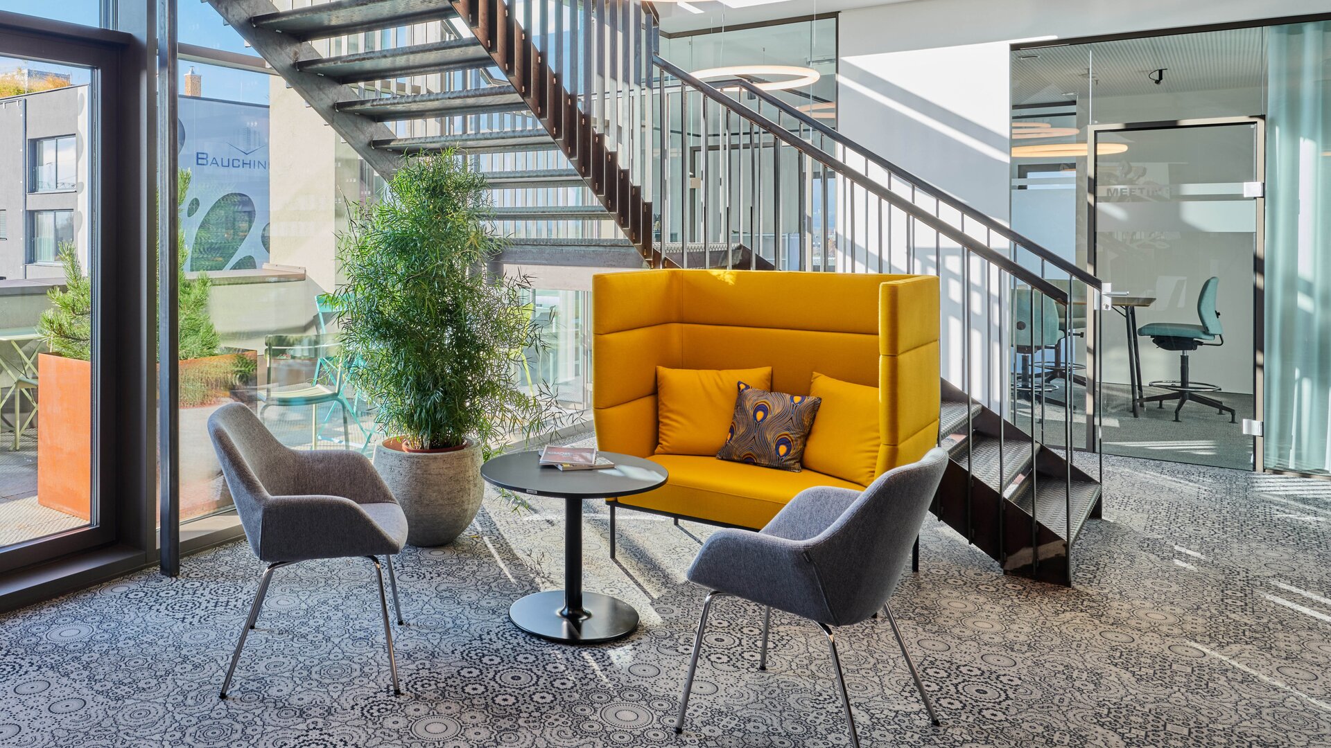 bluebird.space | © raumpixel.at Yellow lounge seating with two gray conference chairs. | © raumpixel.at