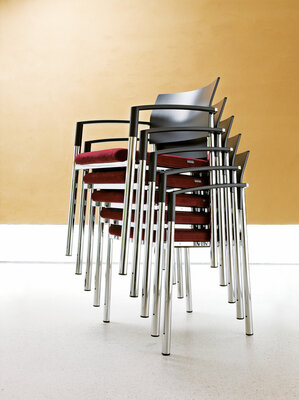 Pile de 5 chaises avec accoudoirs et assise rembourrée