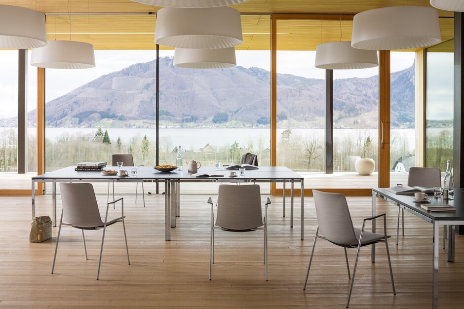 tables de réunion rectangulaires dans un pièce avec vue sur les montagnes