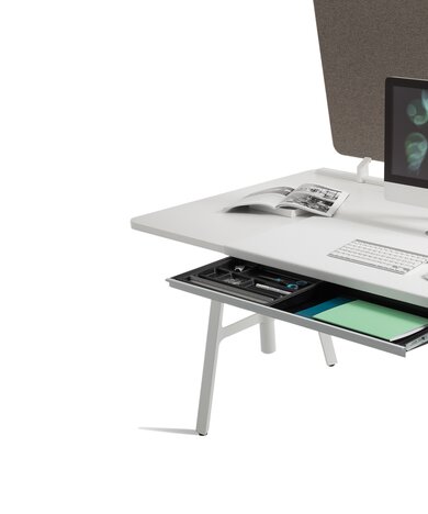 table de bureau avec un sous-main blanc et un tiroir de médias d’écriture étendu
