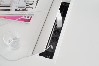 Kabelklep in een witte vergadertafel