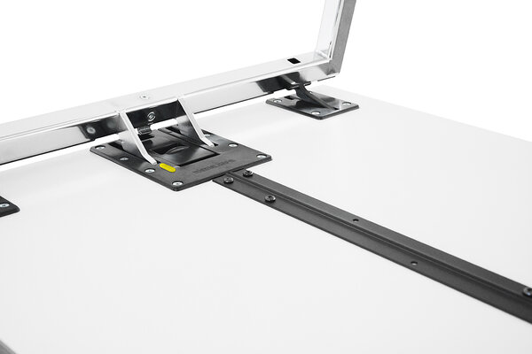 onderzijde van een tafel waar te zien is hoe de poten kunnen inklappen