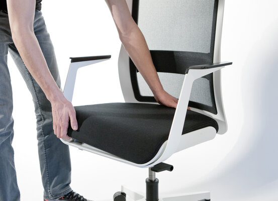 chaise de bureau blanche avec coussin amovible