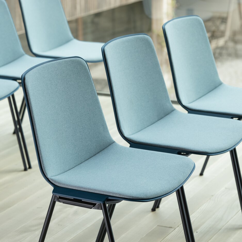 meerdere rijen blauwe stoelen
