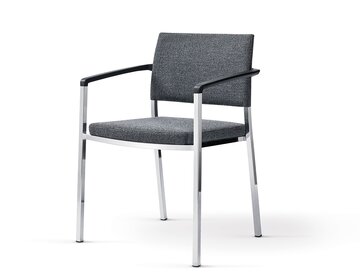 Stapelstuhl mit Armlehnen und grau gepolstertem Sitz.