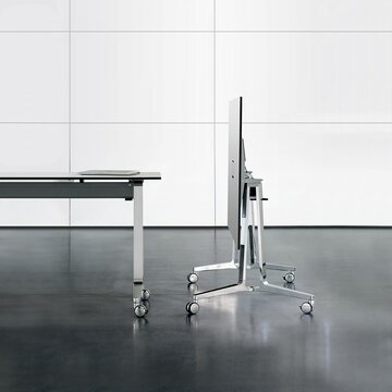 tafel op wielen met een opgeklapt blad