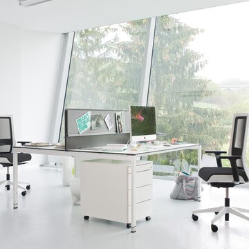 witte bureaustoelen aan een wit bureau met mooi uitzicht