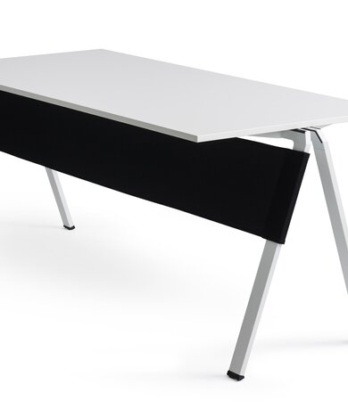 table empilable blanche avec voile de fond noir