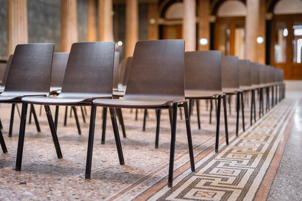 Academie der beeldende kunsten | © Martin Zorn Photography Indrukwekkende hal met rijen stoelen | © Martin Zorn Photography