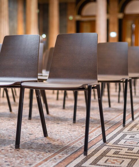 Academie der beeldende kunsten | © Martin Zorn Photography Indrukwekkende hal met rijen stoelen | © Martin Zorn Photography