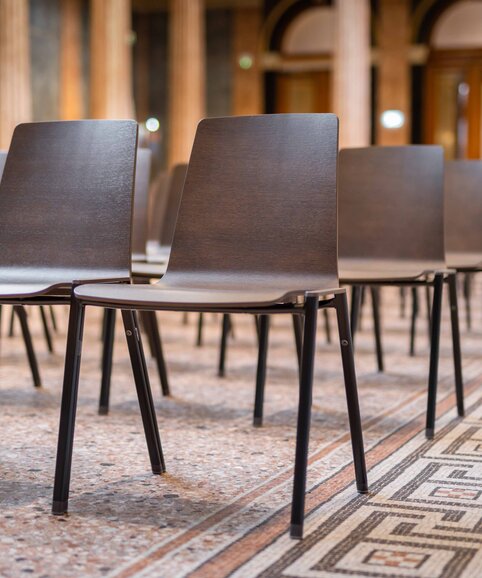 Salle impressionnante avec rangées de chaises | © Martin Zorn Photography