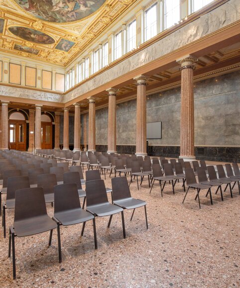 Prunkvoller Saal mit Reihenbestuhlung. | © Martin Zorn Photography