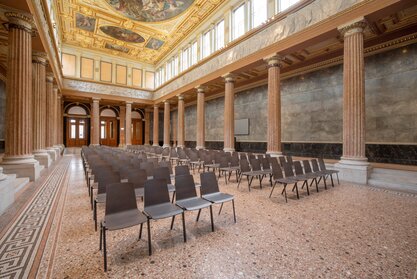 Prunkvoller Saal mit Reihenbestuhlung. | © Martin Zorn Photography