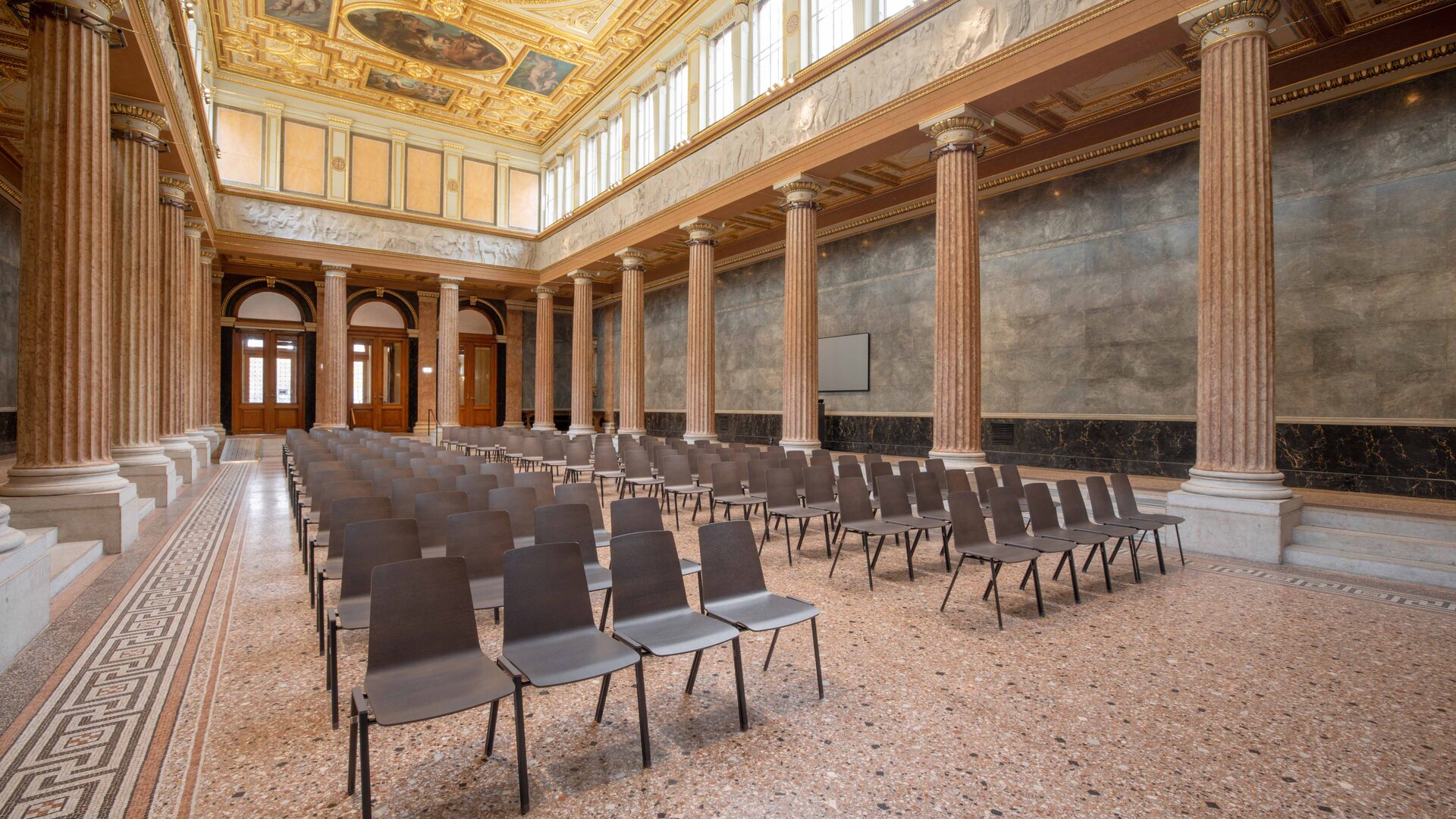 Academie der beeldende kunsten | © Martin Zorn Photography Indrukwekkende hal met rijen stoelen | © Martin Zorn Photography