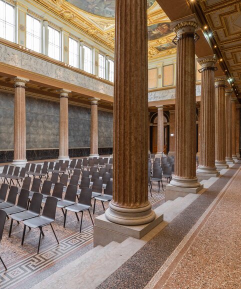 Academie der beeldende kunsten | © Martin Zorn Photography Indrukwekkende hal met rijen stoelen | © Martin Zorn Photography