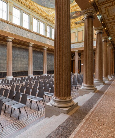 Prunkvoller Saal mit Reihenbestuhlung. | © Martin Zorn Photography