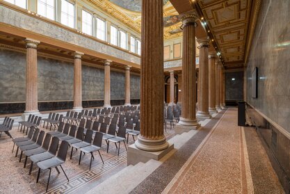 Academie der beeldende kunsten | © Martin Zorn Photography Indrukwekkende hal met rijen stoelen | © Martin Zorn Photography