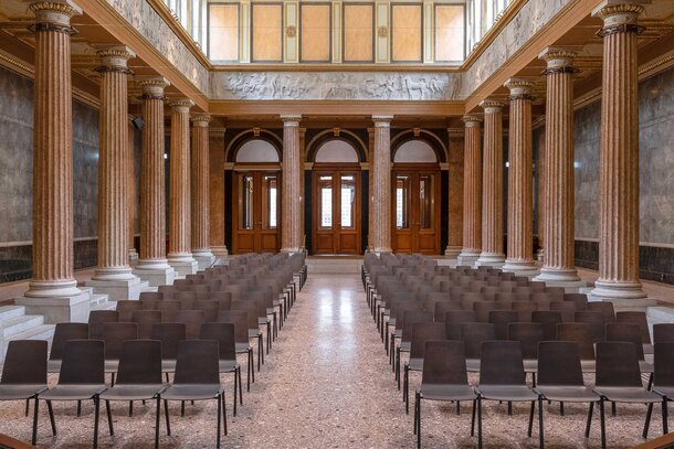 Academie der beeldende kunsten | © Martin Zorn Photography Indrukwekkende hal met rijen stoelen | © Martin Zorn Photography