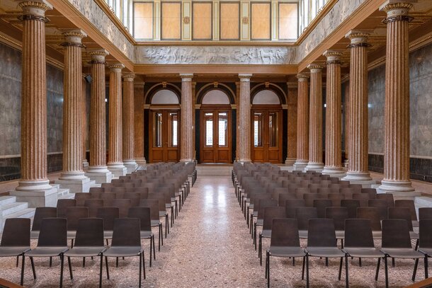 Prunkvoller Saal mit Reihenbestuhlung. | © Martin Zorn Photography